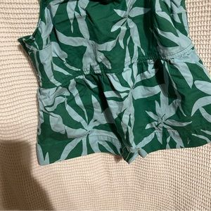 Never worn cropped summer top size small. No tags